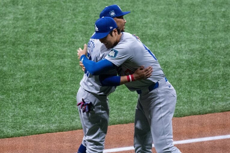 【大谷さん＆ベッツの仲良しショット】ハグするベッツと大谷　©Nanae Suzuki