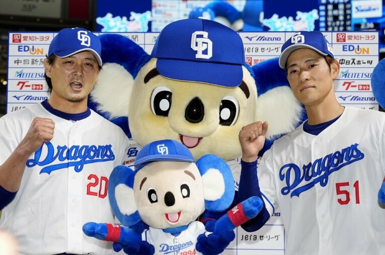 10年間プレーしたソフトバンクから戦力外通告を受け、昨季から中日でプレーする上林誠知（右）。左はベテランの涌井秀章 ／ photograph by KYODO