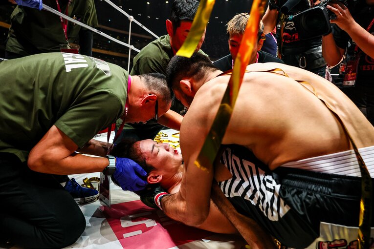 朝倉未来に声をかけるシェイドゥラエフ　©RIZIN FF Susumu Nagao