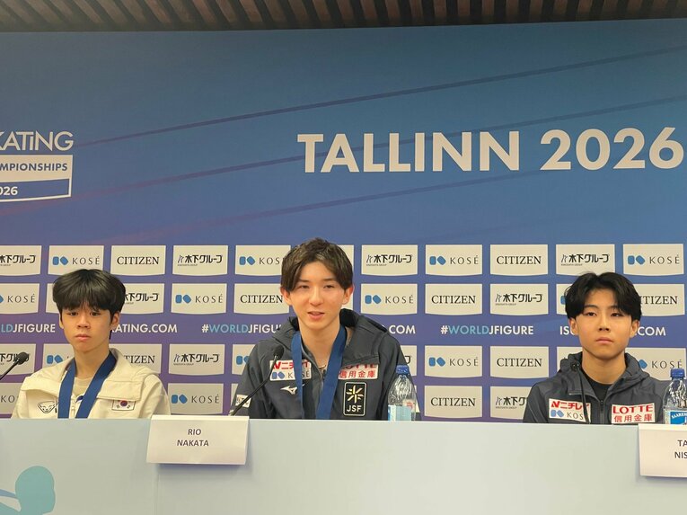 世界ジュニア選手権で表彰台に上がった（左から）ソ・ミンギュ（韓国）、中田、西野太翔　©Akiko Tamura