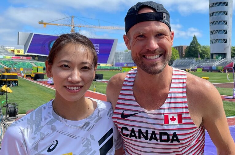 世界陸上のメディアレースに出場した100m、200m日本記録保持者の福島千里さん（左）とTVレポーターのデヴィンさん（右） ／ photograph by Ayako Oikawa