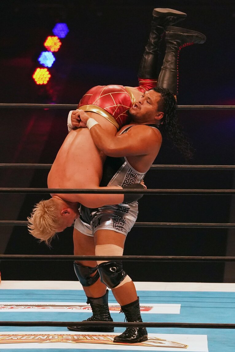 オカダ・カズチカを逆さに持ち上げるジェフ・コブ