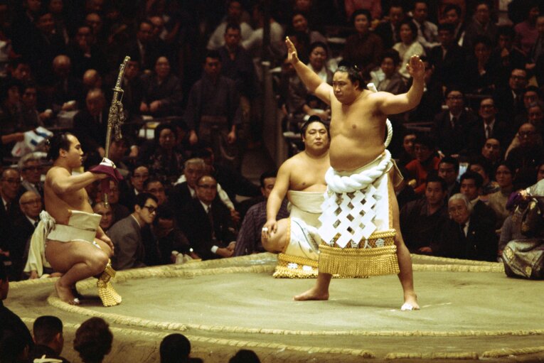 1973年1月、北の富士の横綱土俵入り。小鹿とはかつて出羽海部屋の“同門”だった　©AFLO（クリックすると「この記事の写真」に飛びます。流血等の過激な写真を含みますのでご注意ください）