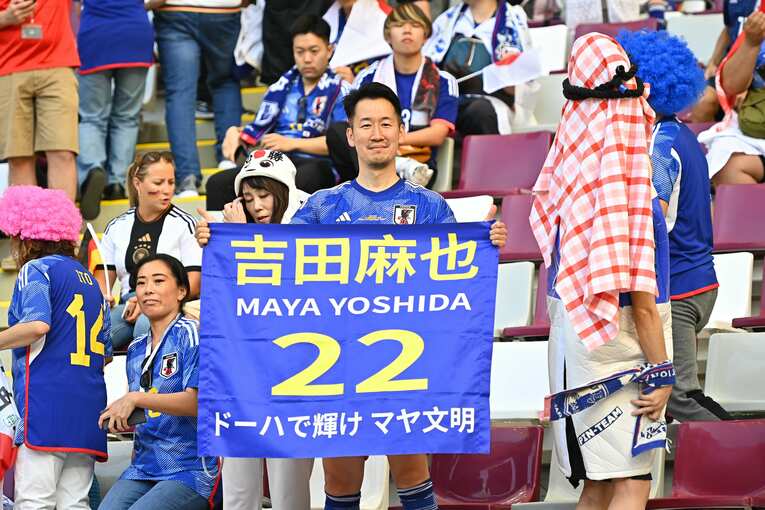 スタジアムに突如出現した吉田麻也のそっくりさん。ソックスまで似せてきた　©Takuya Kaneko／JMPA