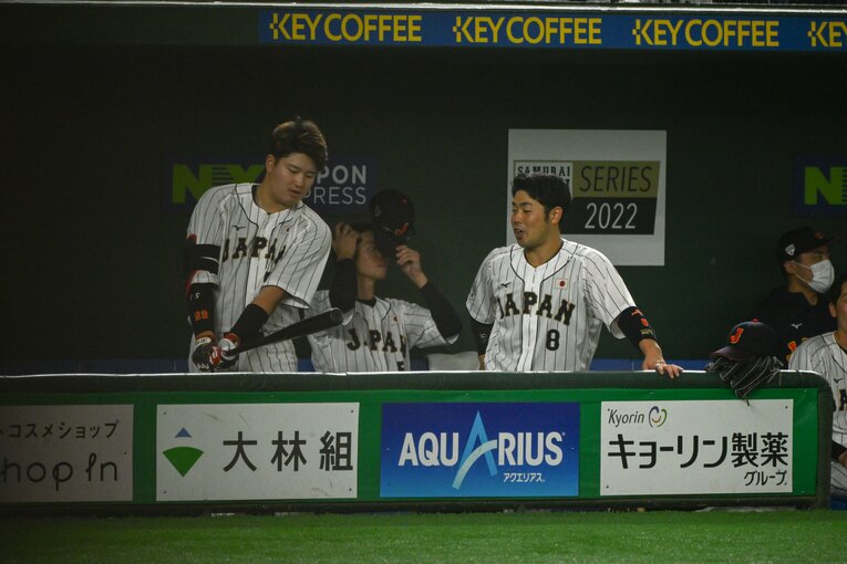 ベンチでバットを手に会話をかわす村上宗隆と近藤健介（右）©︎Nanae Suzuki