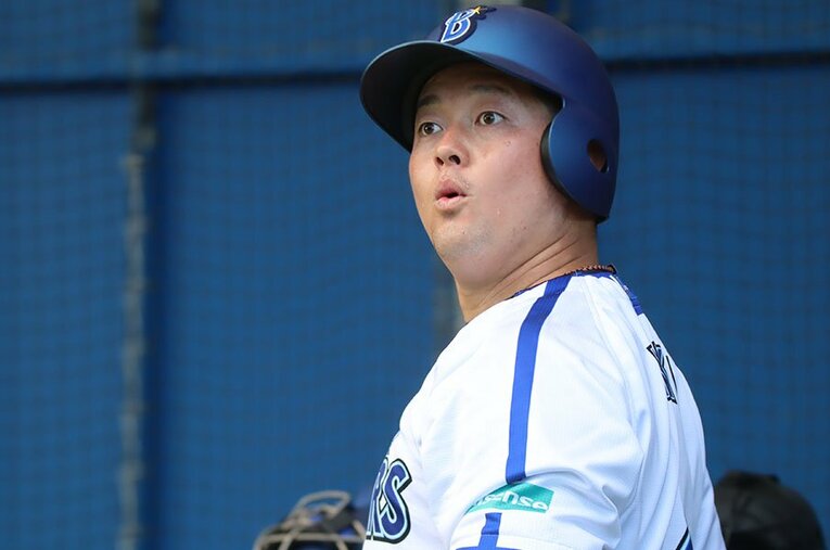 ブルペンでビックリした表情の牧秀悟。何を見ていた？　©Kou Hiroo