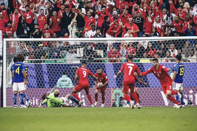 バーレーン戦の63分、上田綺世と交錯してオウンゴールとなった場面　©Kiichi Matsumoto