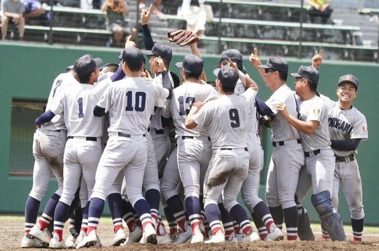 3年ぶり19度目の甲子園出場に沸く横浜高校。神奈川は高校野球の人気どころとあって毎年、パンフレットは売り切れ必至 ／ photograph by Sankei Shimbun