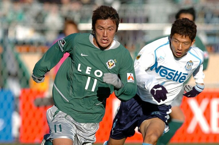 2005年元日、天皇杯決勝でヴェルディを栄冠に導いた平本。黎明期のJリーガーのようなたたずまいを感じさせた選手だ。 ／ photograph by Getty Images