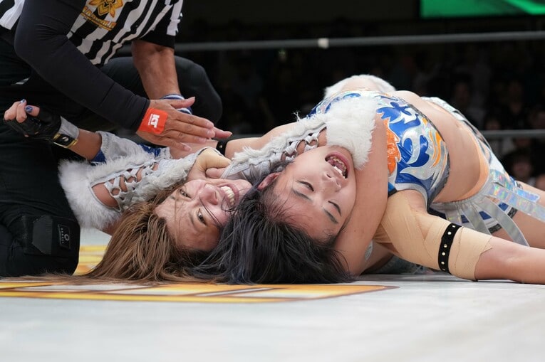 MIRAIをしっかりと捕らえた桜井麻衣。8月30日、後楽園ホール　©Essei Hara