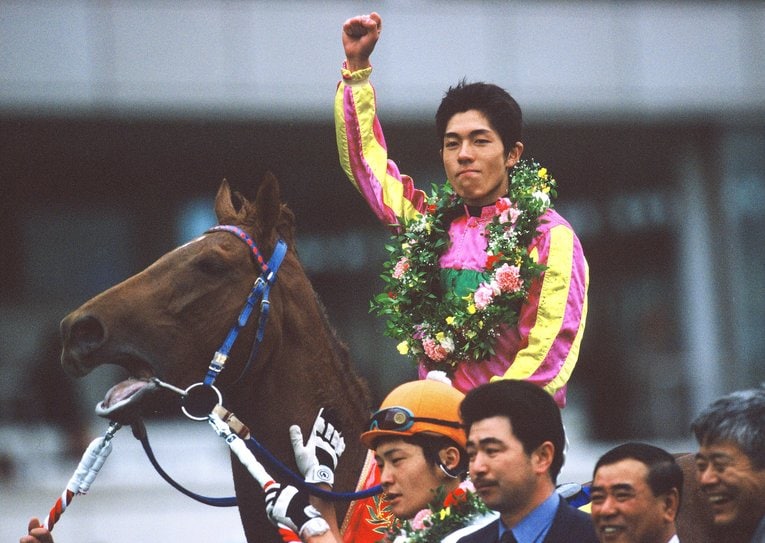 皐月賞を勝った和田とテイエムオペラオー　©Keiji Ishikawa