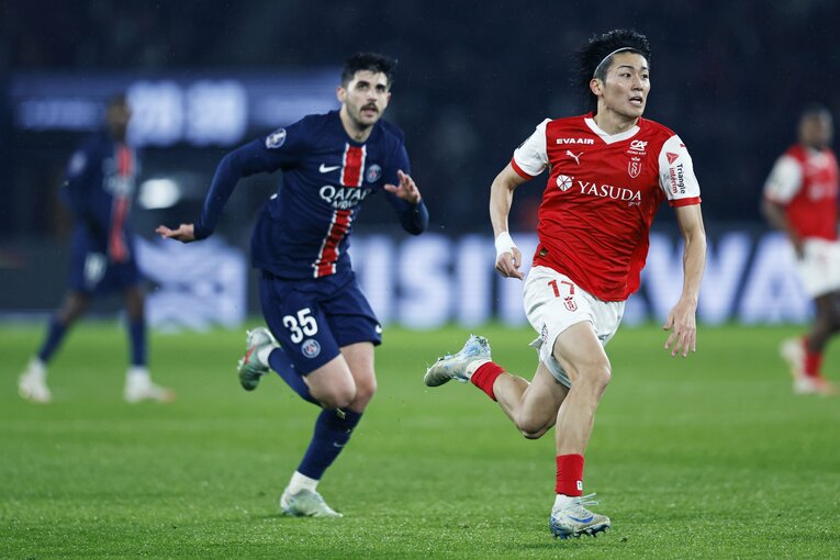 「PSGをブ然とさせた」中村敬斗ゴール＆お膳立て伊東純也が喜ぶ“会心の1枚”「関根大輝も試合後…」ランス“日本人3兄弟”を現場で撮った(6)