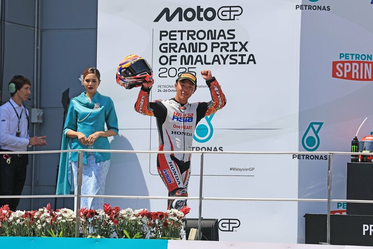 マレーシアGPの表彰式に現れた古里太陽　©Satoshi Endo