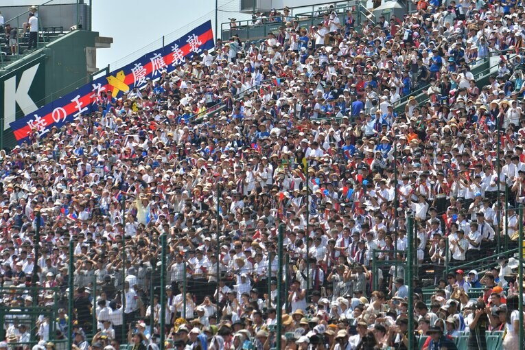 慶応アルプスの様子。一糸乱れぬ動き　©Hideki Sugiyama