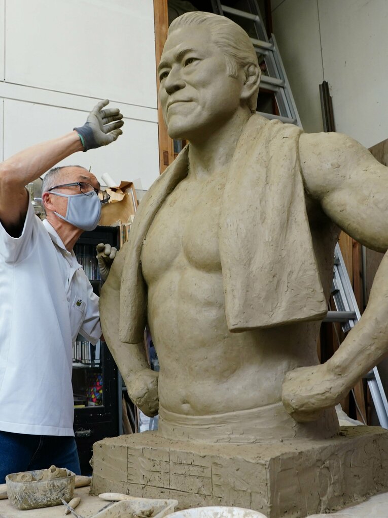 4月14日、原型となる粘土の猪木像を制作中の彫刻家・北井博文さん