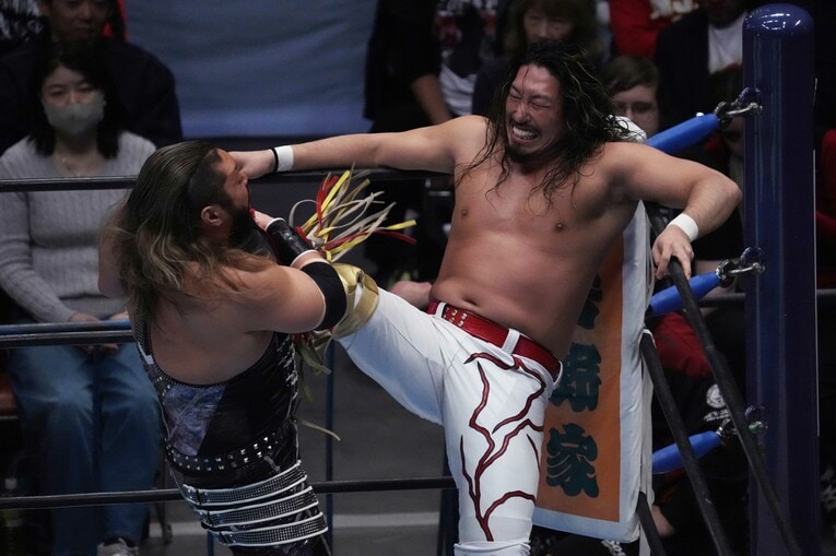 コーナーを背負いEVILにキックを放つ辻陽太　©Essei Hara