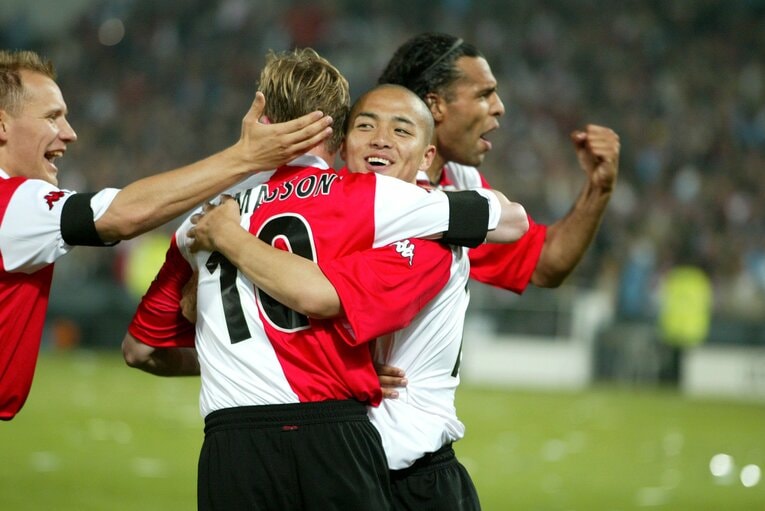 トマソンとハグする小野伸二（2002年）©︎AFLO