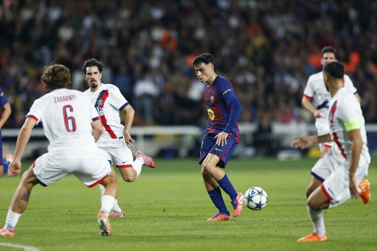 先制点の起点となったペドリのパス　©Daisuke Nakashima