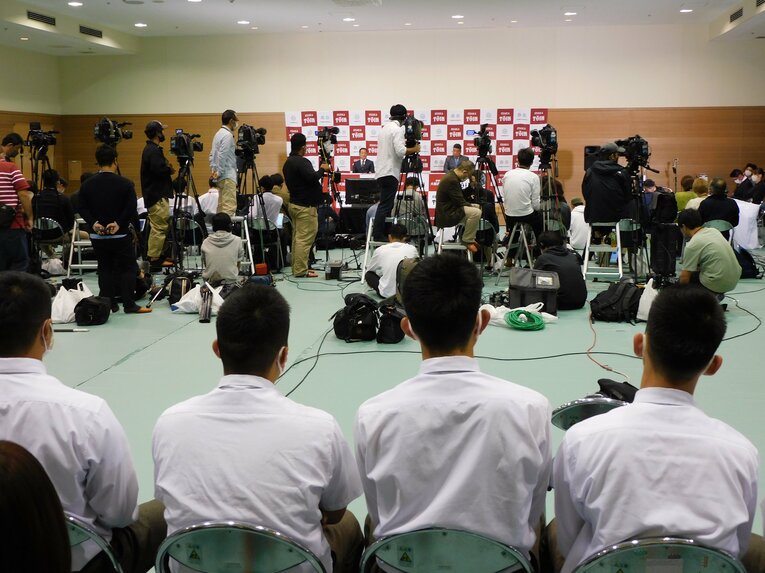 チームメートが見守ったが、川原と海老根の姿はなかった　©Jun Aida