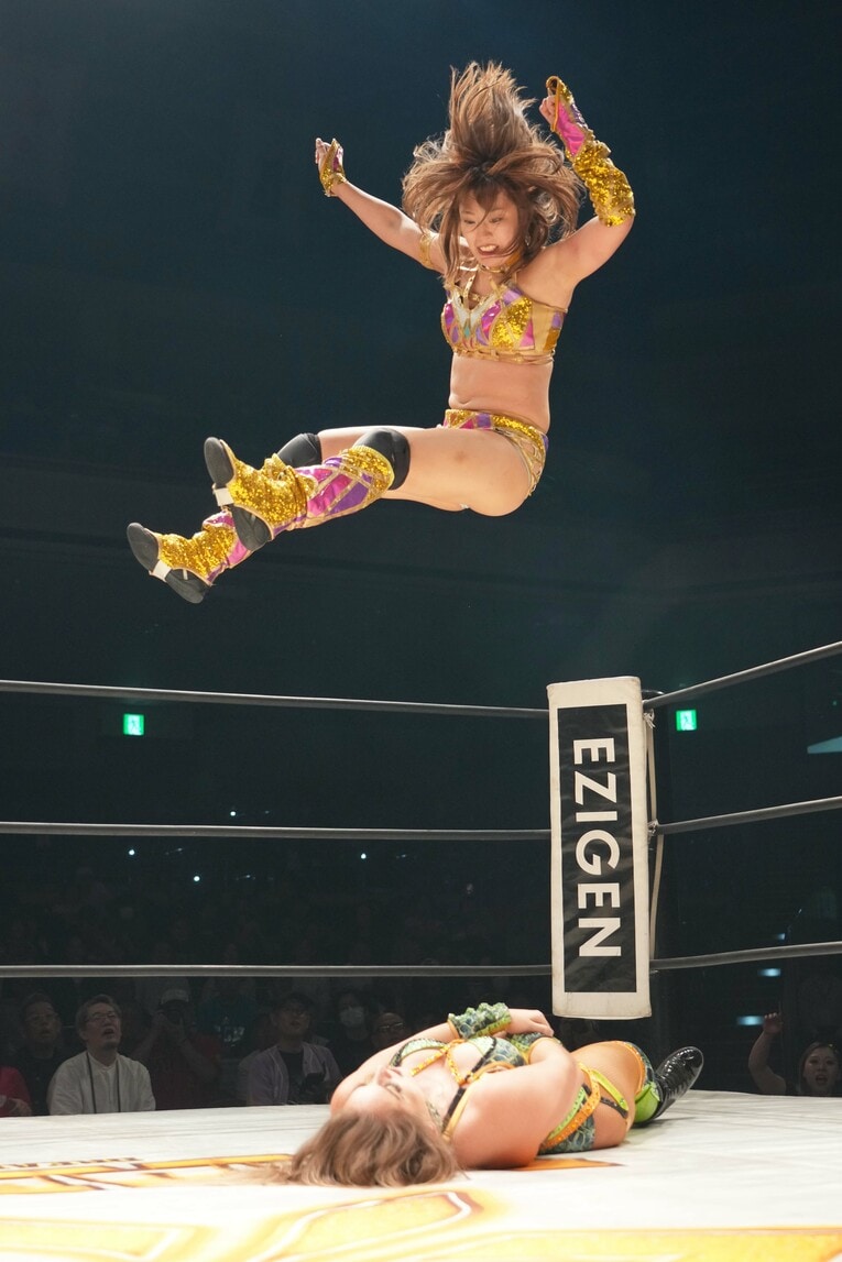 最後はコーナーからのエルボードロップでミラ・シュミットからフォールを奪った桜井麻衣。10月24日、両国国技館　©Essei Hara