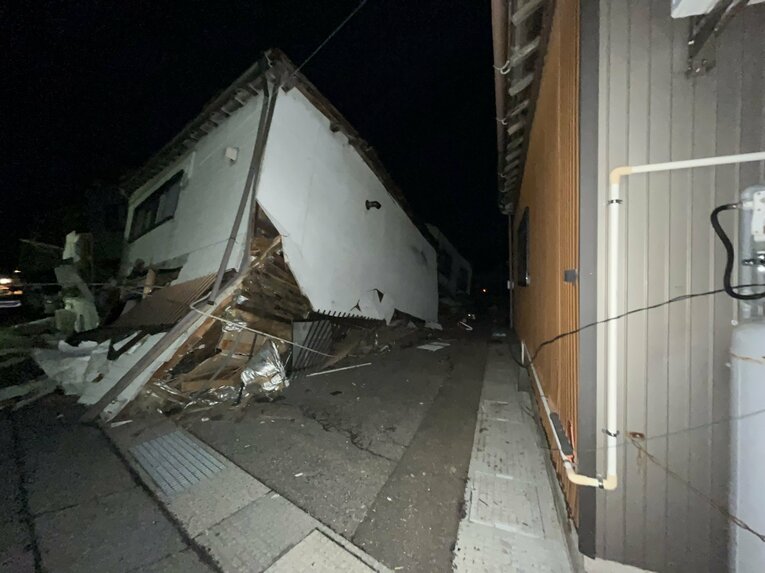 能登半島地震により2階部分が完全に押しつぶされた日吉さんの自宅（本人提供）