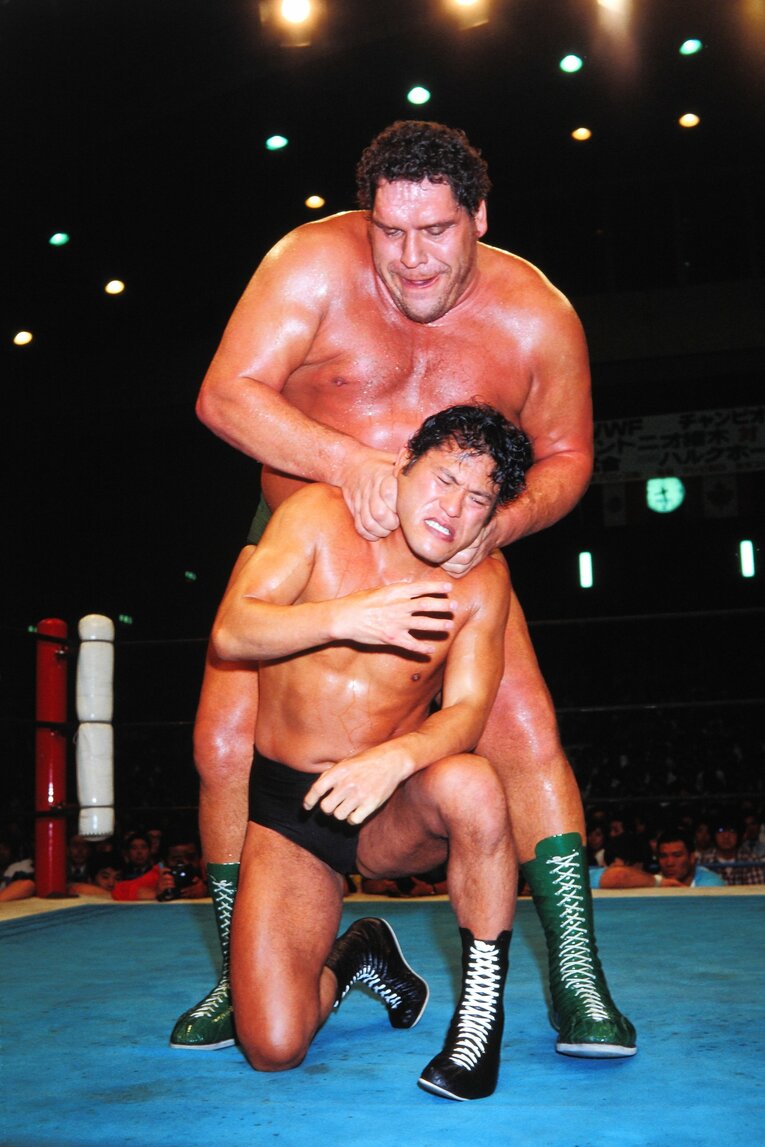 数々の名勝負を繰り広げたアンドレ・ザ・ジャイアントと猪木　©AFLO