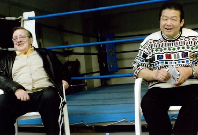 井上さんと往年の名レスラー、ビル・ロビンソン／本人提供