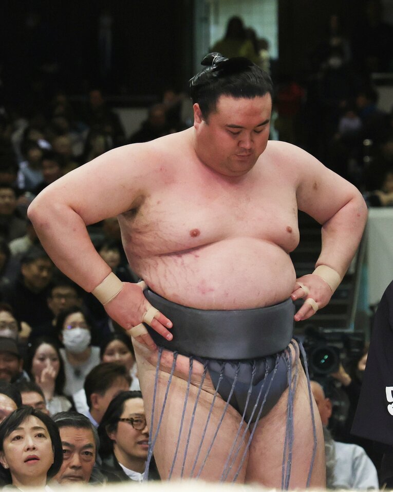 14日目まで優勝争いで一歩リードしていた金峰山。優勝決定ともえ戦で豊昇龍に敗れ、ガックリ　©JIJI PRESS