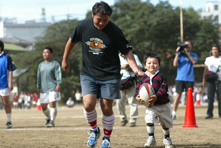 2002年夏、早稲田大ラグビー部「東伏見グラウンドさよならイベント」で親子リレーに参加した清宮幸太郎（当時3歳）と父・克幸さん　©︎YUTAKA/AFLO SPORT
