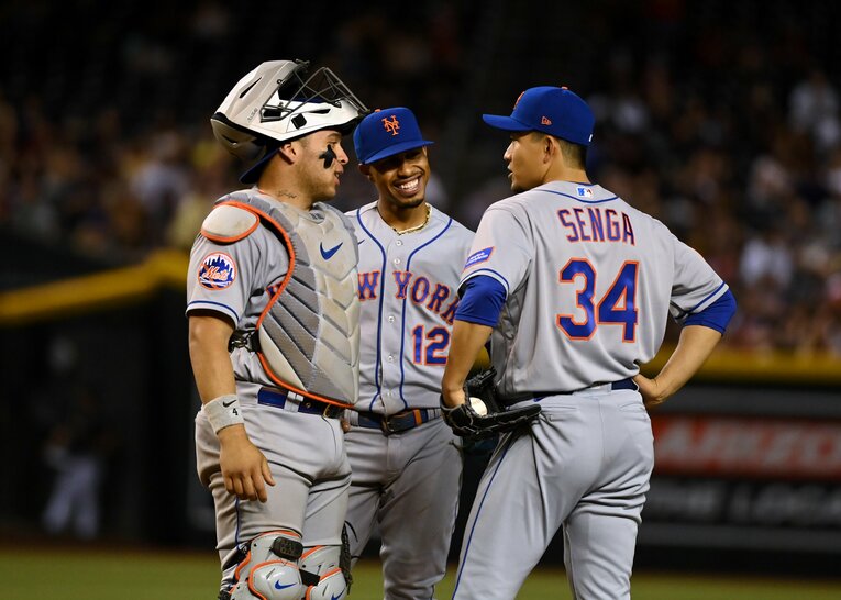 マウンドの千賀に笑顔で応えるリンドア（中央）©︎Getty Images