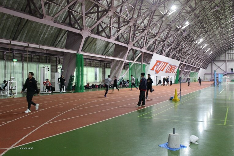 室内練習場にはオールウェザー対応のタータントラックも　©NumberWeb