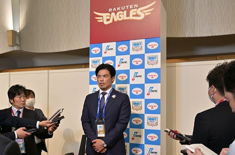 ドラフト1位指名直後の囲み取材に応じる楽天・今江敏晃新監督 ／ photograph by Hideki Sugiyama