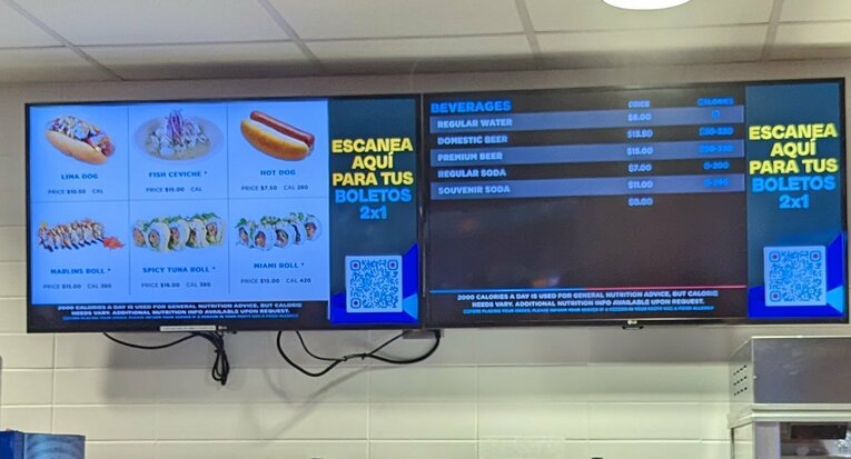 球場内のフードストアメニュー表