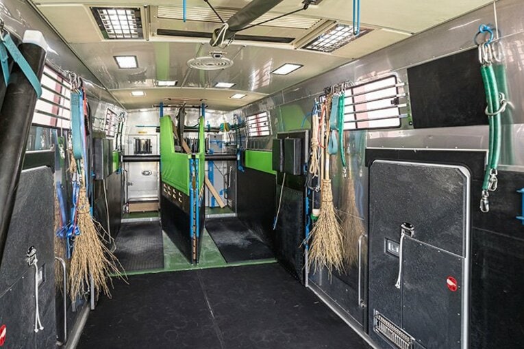 馬運車はさながら“グリーン車”。最高の装備は馬も人も惹き付ける。(3)