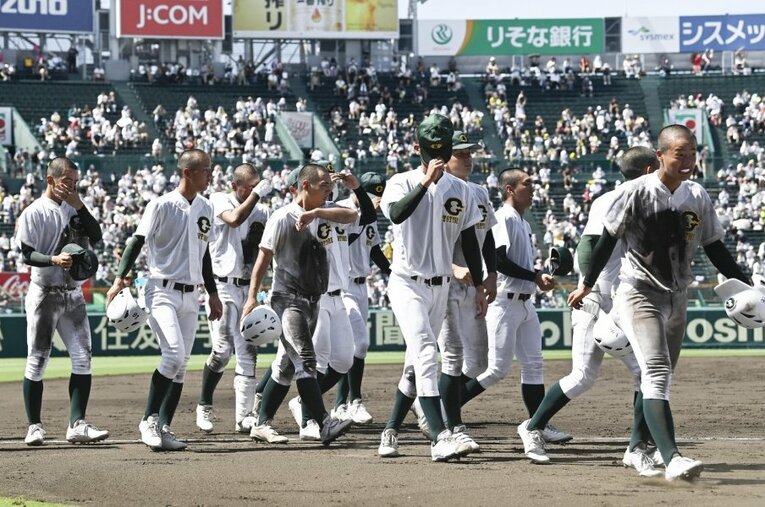 今大会、初戦で仙台育英に屈した鳥取商。なぜ鳥取県勢は甲子園で勝てなくなったのか？ ／ photograph by KYODO