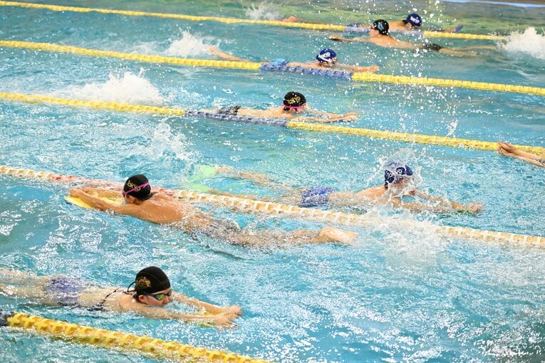 東大水泳部の練習風景　©Keiji Ishikawa