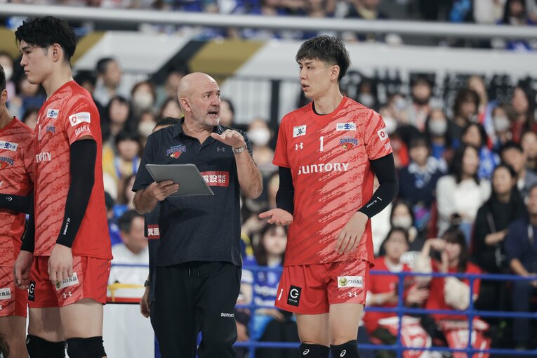 オリビエ・キャット監督（左）の指示に耳を傾ける小野寺太志　©︎SV.LEAGUE