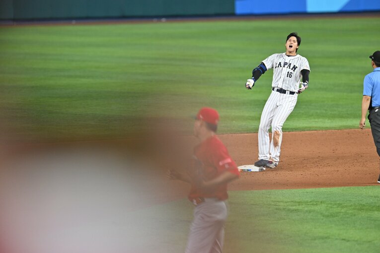 メキシコ戦9回、「塁に出てくる」の宣言通りツーベースを放ち、ベンチを鼓舞する大谷　©Naoya Sanuki