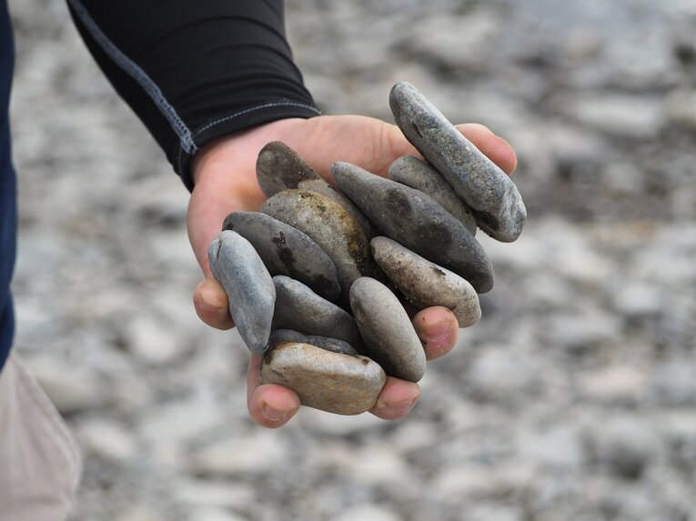 10個の石を持つなんてお手の物。自宅には300個以上石を保存してあるという ©Yu Saito