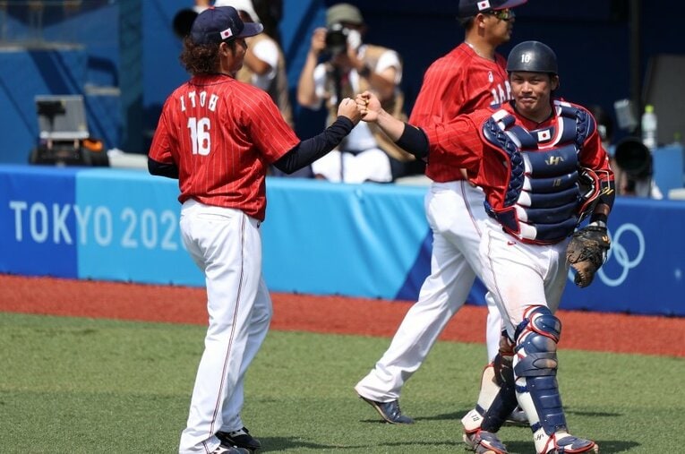 2番手で登板し、2回を無失点に抑えた伊藤大海（左）とグータッチする甲斐。リードだけでなく打撃でも活躍を見せている ／ photograph by Getty Images