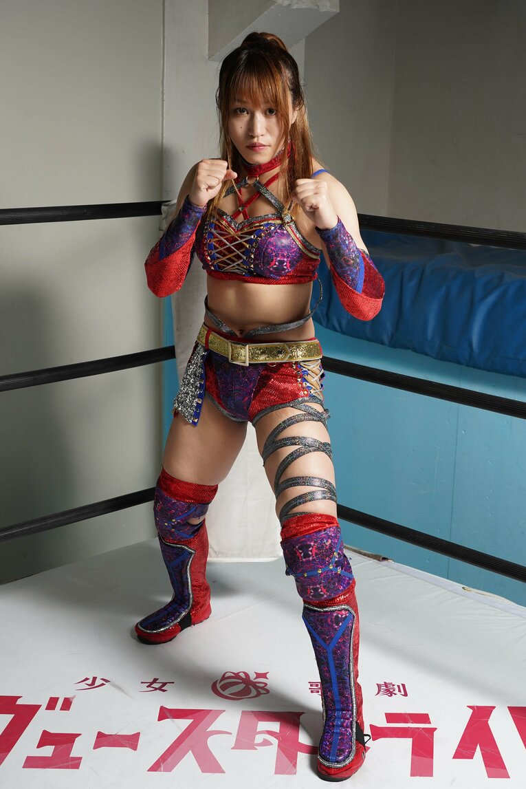 「家出して3カ月の漫喫暮らし」「枕をしたら仕事をやるよ」壮絶な過去を超えてスターダムの朱里が亡き母に誓う“赤いベルト”の夢(11)