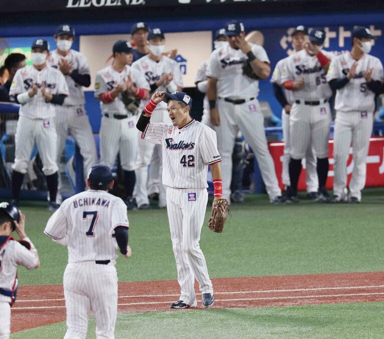 最後の試合で交代する際、ファンから大きな拍手を浴びた坂口　©︎JIJI PRESS