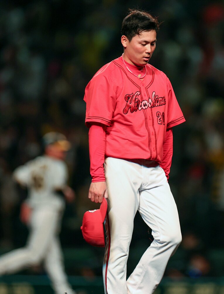 4月29日の巨人戦で中田翔からサヨナラ本塁打を浴び、うなだれる栗林　©︎JIJI PRESS