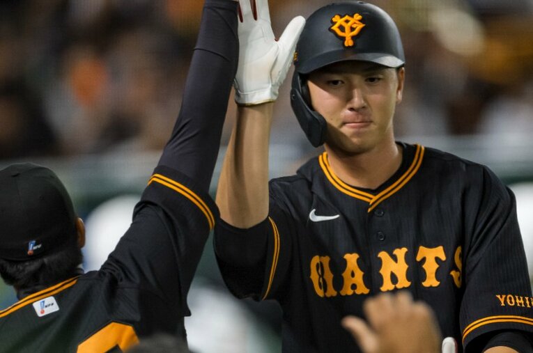 巨人打線のキーマンとして活躍中の秋広優人20歳。松井秀喜の55番を背負う期待のホープだ ／ photograph by Kiichi Matsumoto