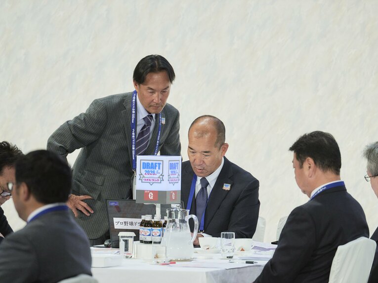 「表情が対照的すぎる！」ドラフト会場で見た巨人と阪神の首脳陣　©Yuki Suenaga