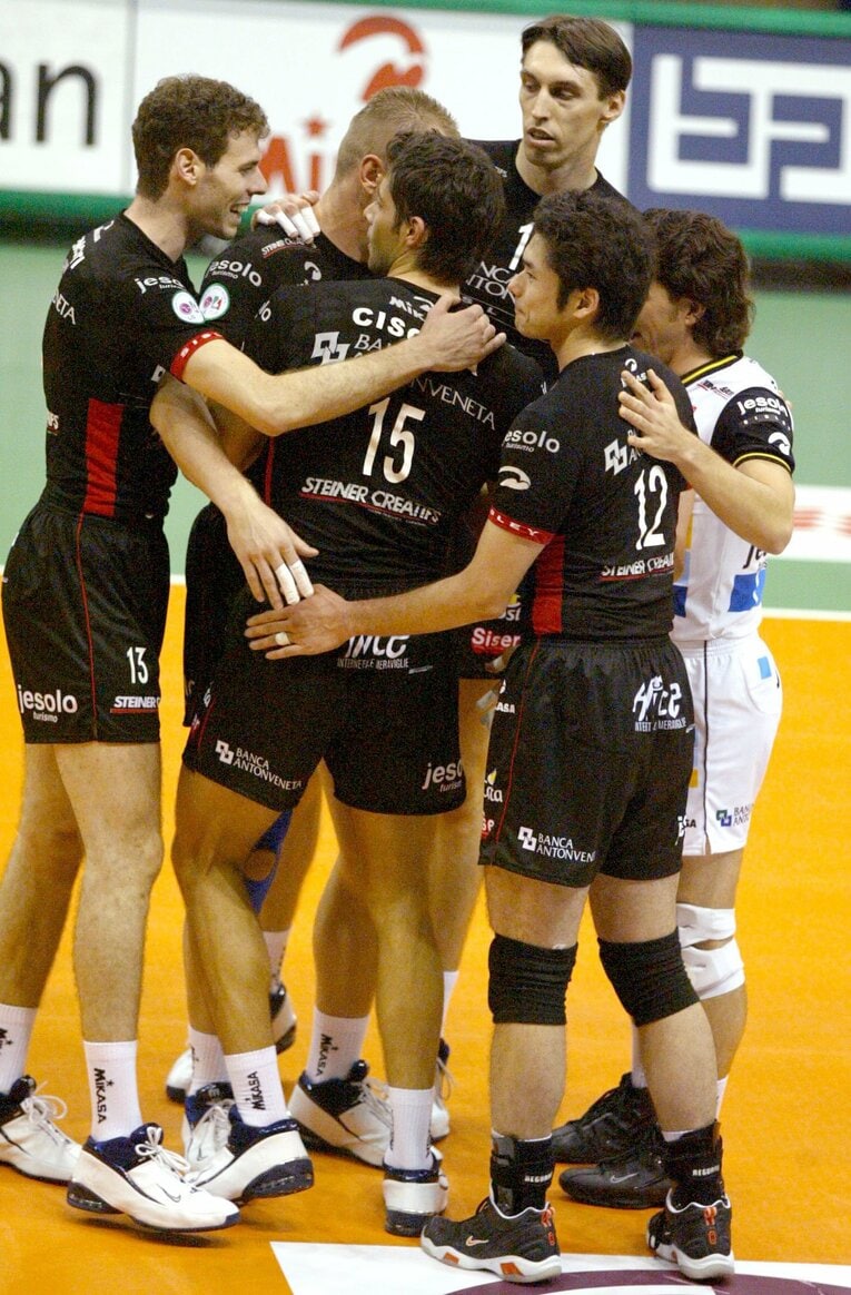 黄金期だった2002年当時のトレヴィーゾ。現在も各国のバレーボール界に影響を与える人物ばかりがそろっていた（ちなみに現在は形を変えて、アマチュアクラブとして活動が続いている）　©︎AFLO