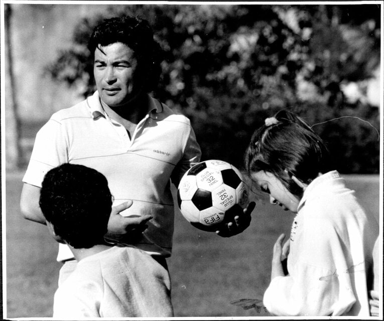 サッカーボールを片手に生徒を指導する体育教員のエディー　©Getty Images