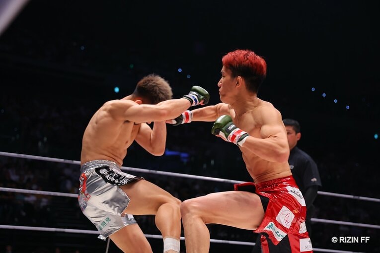 試合開始直後、いきなり鋭い右ストレートを放つ朝倉海　©RIZIN FF