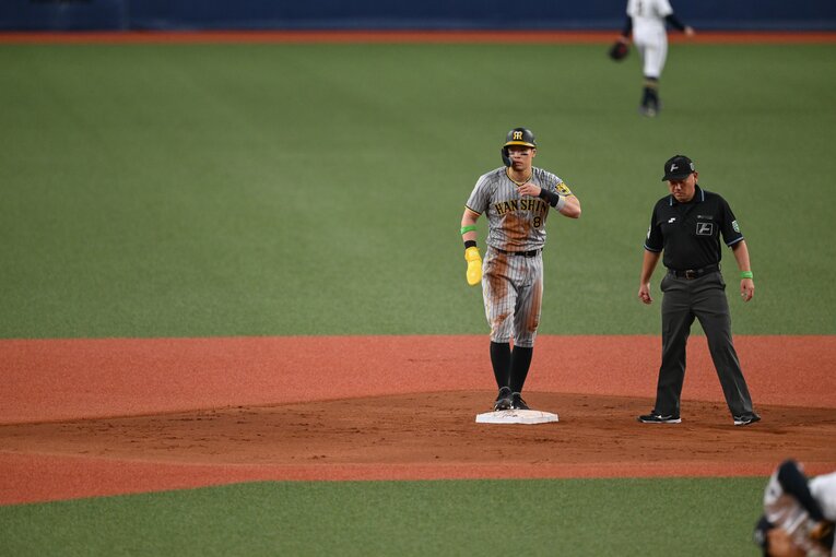 5回に先頭打者で出塁するとすかさず二盗を決めた佐藤輝明（3枚目／全3枚中）©︎Nanae Suzuki