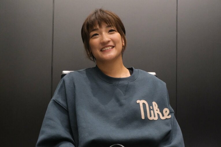 インタビューに答えるRENA